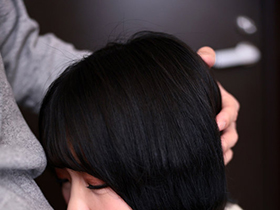 嫌味な隣人妻が夫に内緒でデリヘルバイト 日頃の仕返しに生本番、羞恥露出を強要してネチネチ苛めてたらエロすぎる反撃にあった　朝日りん　サンプル画像02